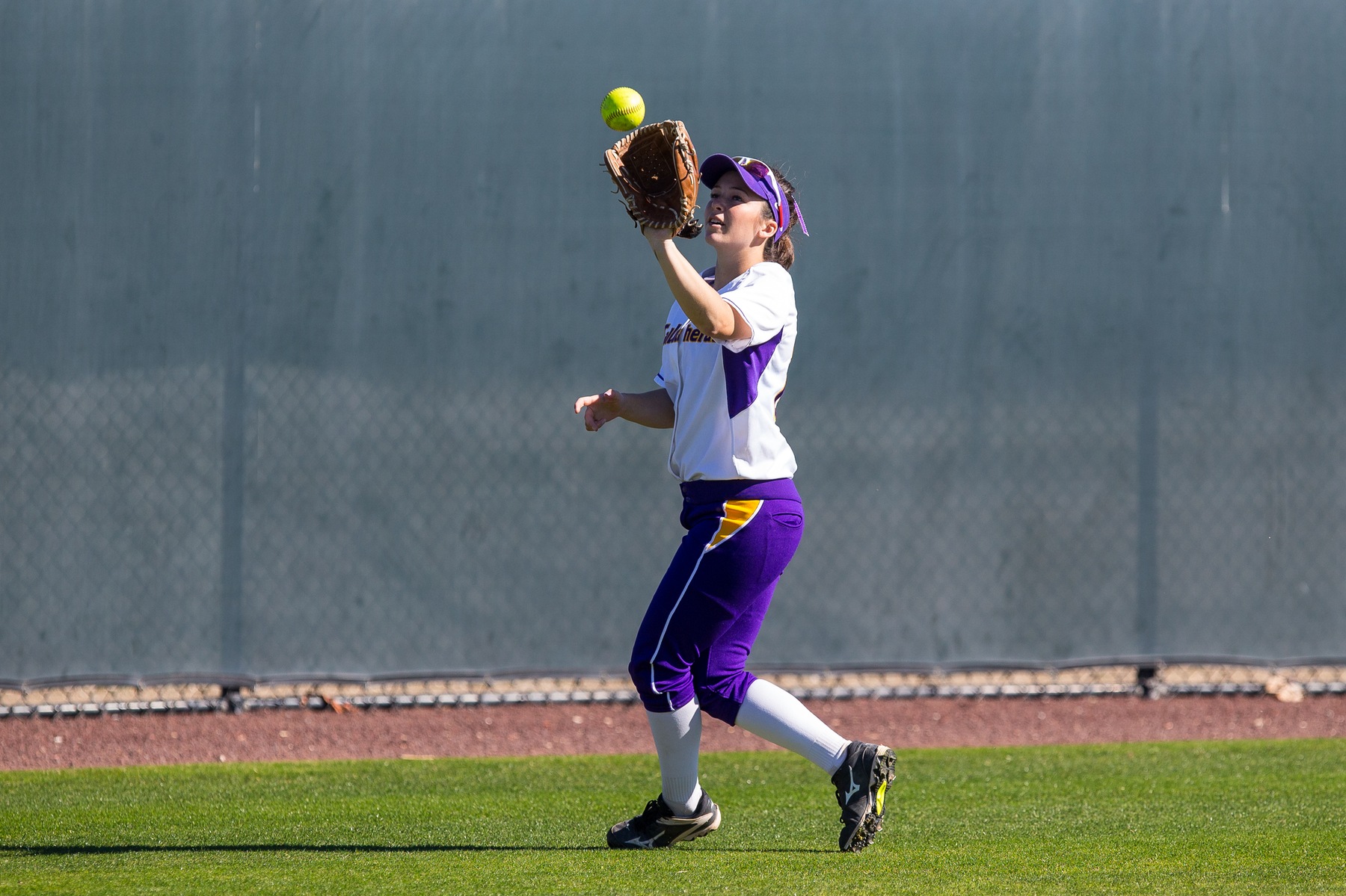 Cat Slabaugh catches a fly ball. (Credit: Dave Donovan)