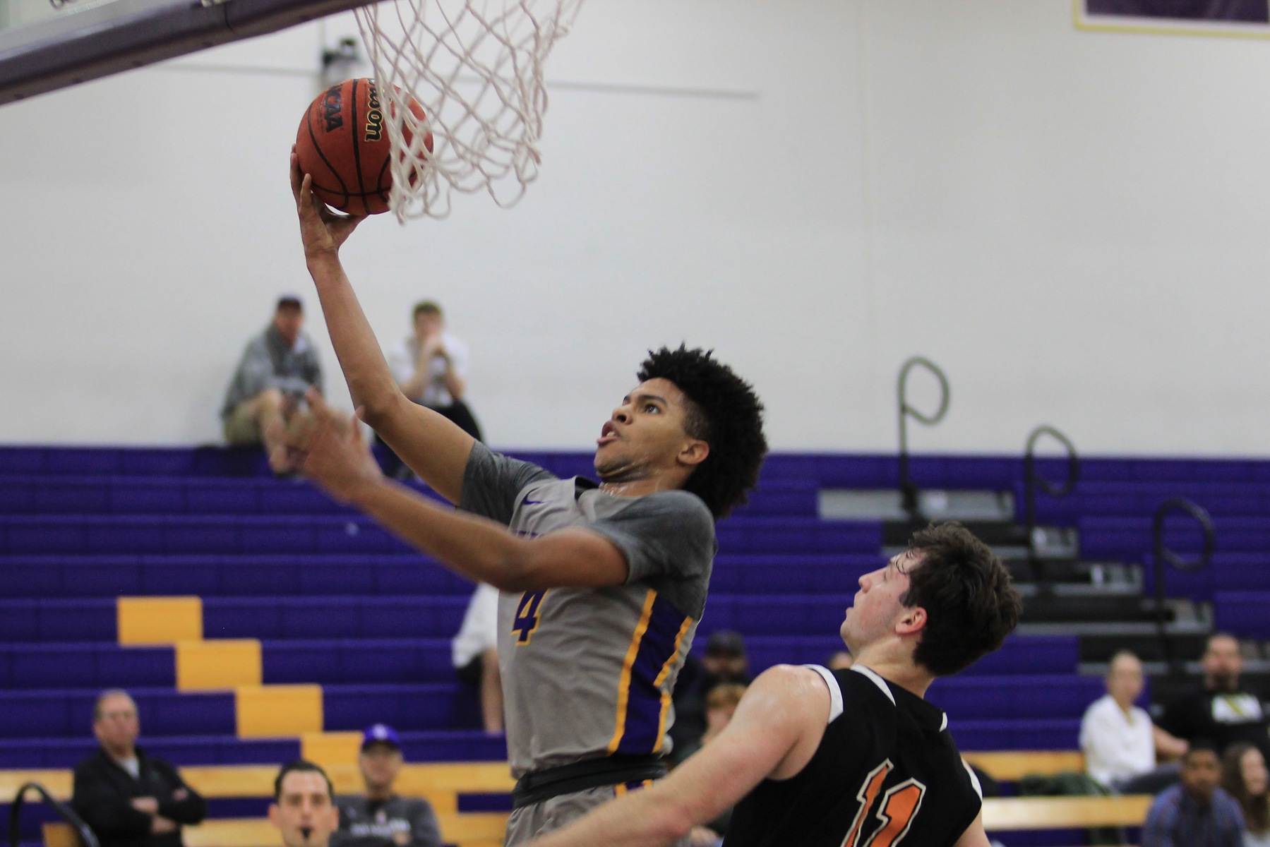 Cole Thomas scores double-digit points for ninth straight game as Kingsmen take on Oxy. (Photo: Gabby Flores)